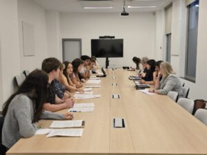 La Ministre de l&rsquo;Enseignement face aux élèves